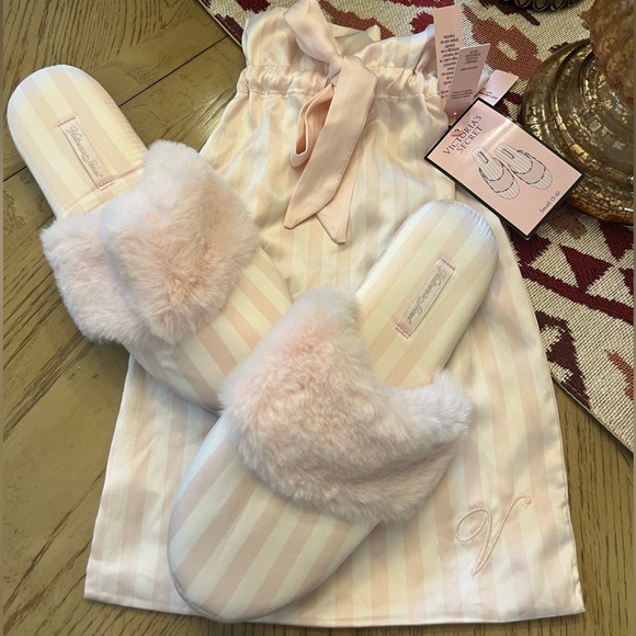 VICTORIA’S SECRET *NEW* Light Pink Striped Slippers with bag - Picture 1 of 11